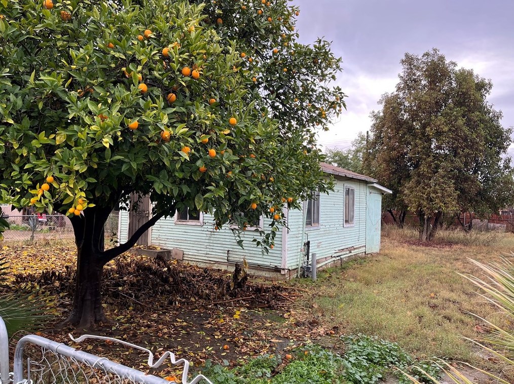 10906 San Gorgonio St, Lamont, CA 93241-2320