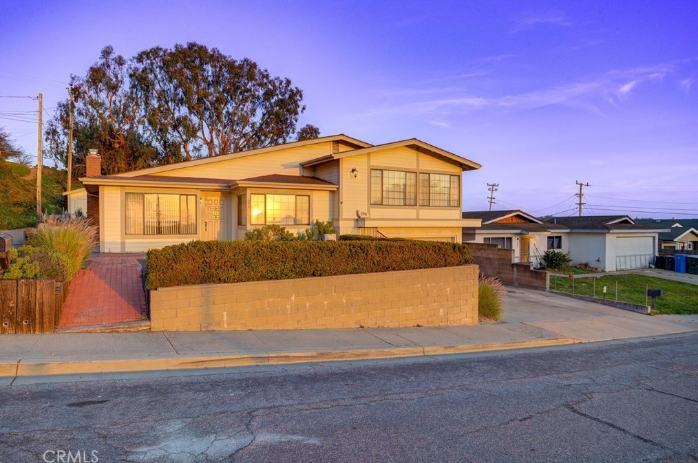 298 Elm St, Pismo Beach, CA 93420-2414