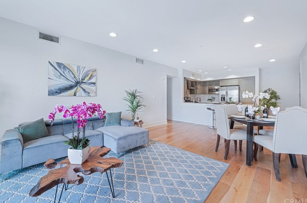 7133 Hawthorn Ave, Los Angeles, CA 90046-3208