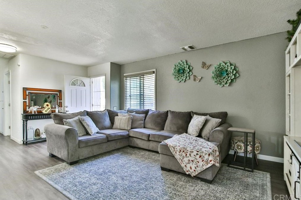 8820 Innsdale Ave, Spring Valley, CA 91977-5536