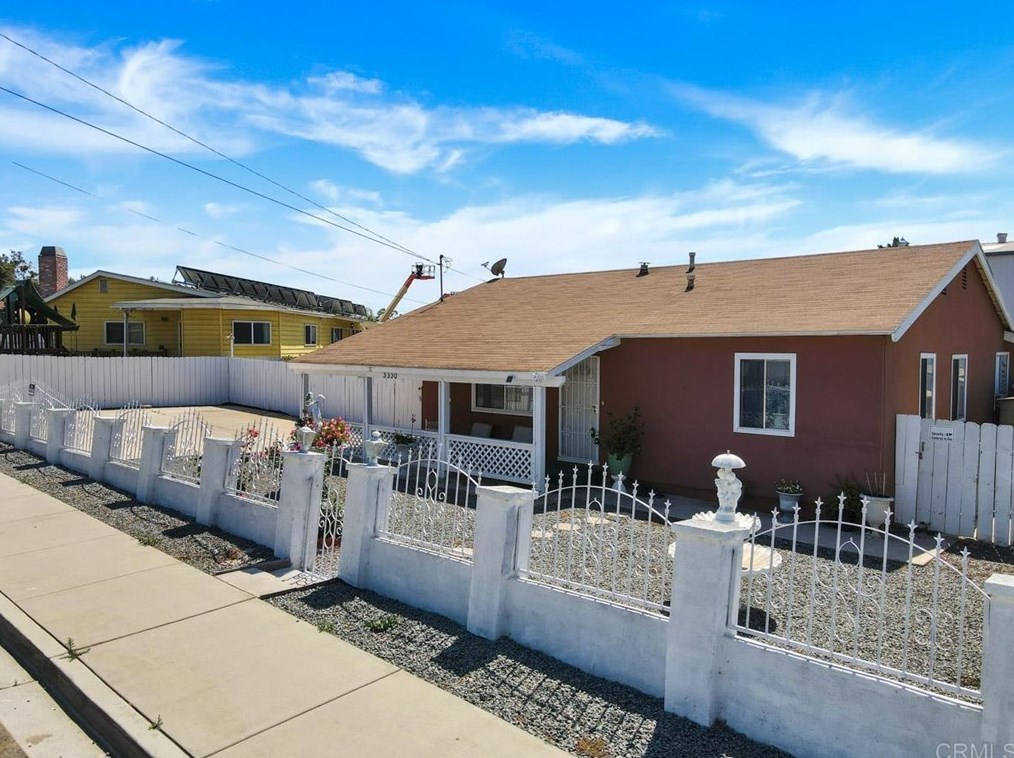 3330 Helix St, Spring Valley, CA 91977-2737