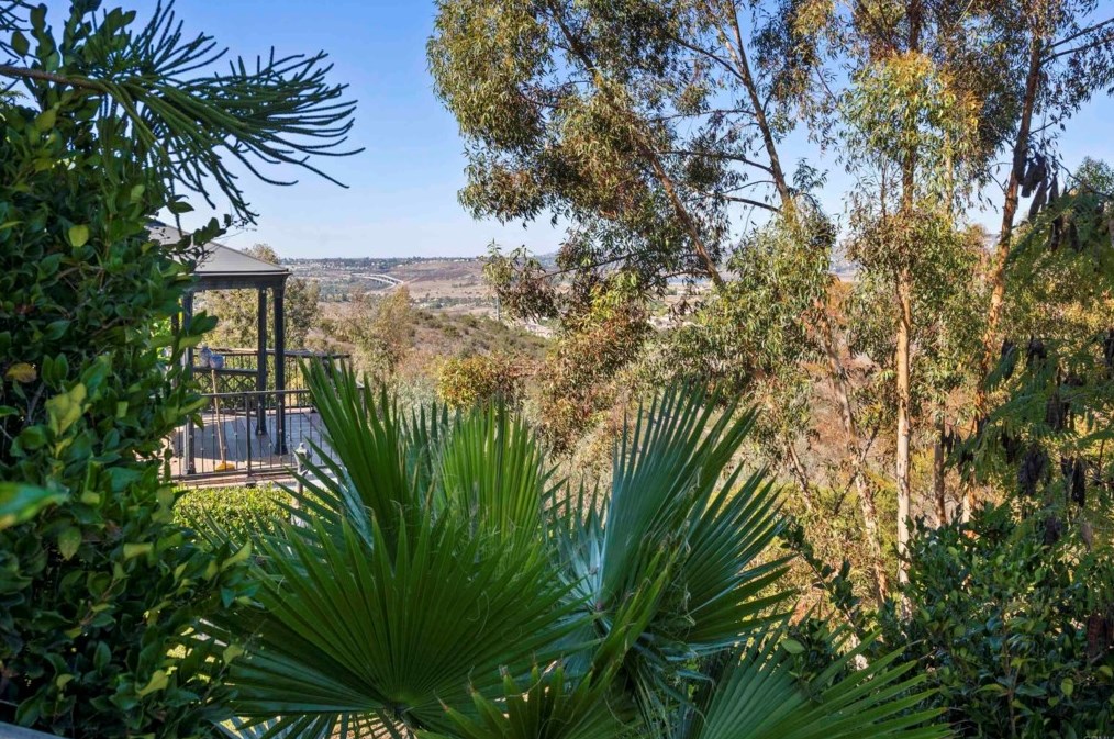 1883 Cabernet Dr, Chula Vista CA 91913-1268 exterior