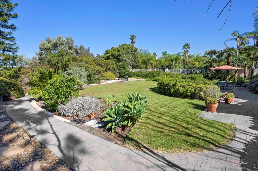 1883 Cabernet Dr, Chula Vista CA 91913-1268 exterior