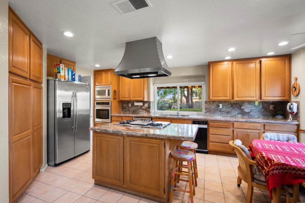 1883 Cabernet Dr, Chula Vista CA 91913-1268 exterior