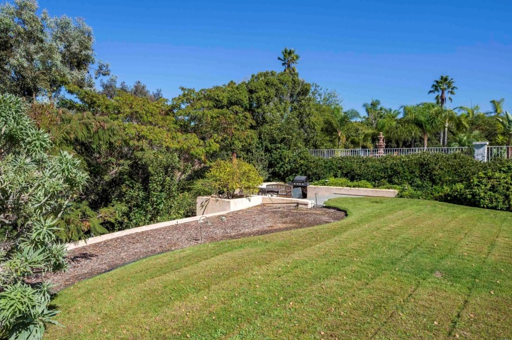 1883 Cabernet Dr, Chula Vista CA 91913-1268 exterior