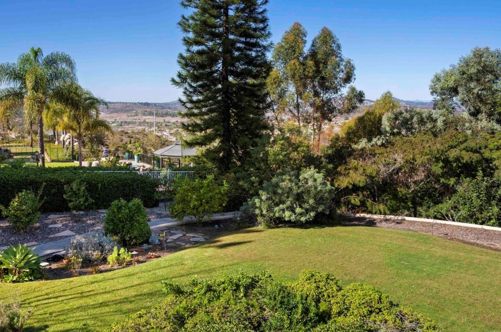 1883 Cabernet Dr, Chula Vista CA 91913-1268 exterior