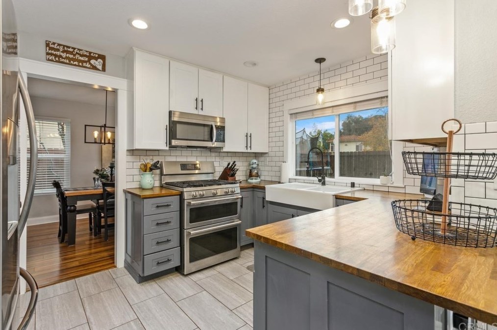 576 Shadywood Dr, Escondido CA  92026-1428 exterior