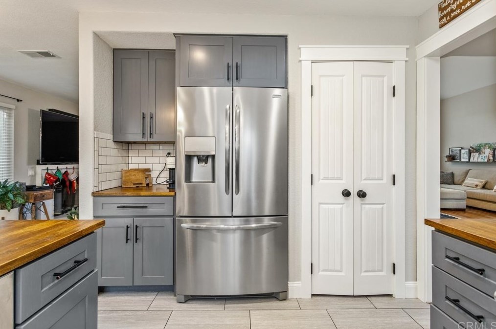 576 Shadywood Dr, Escondido CA  92026-1428 exterior