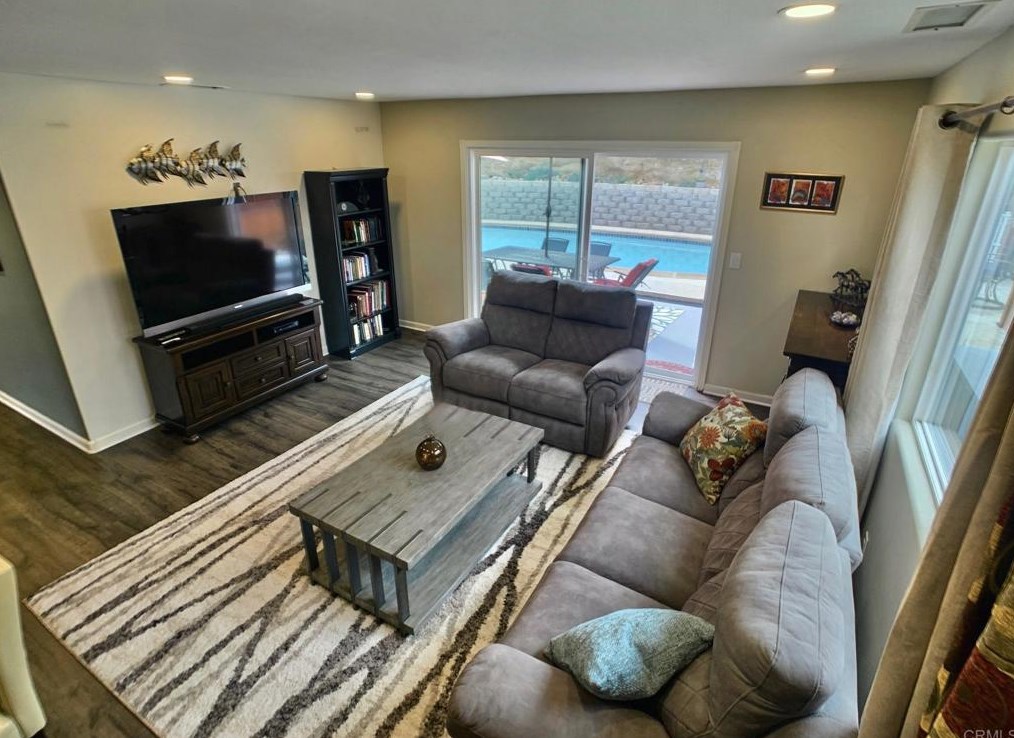 8069 Poplin Dr, Santee CA  92071-3419 exterior