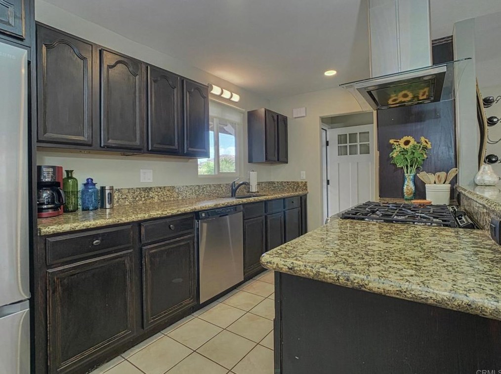 8069 Poplin Dr, Santee CA  92071-3419 exterior
