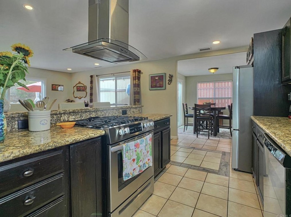 8069 Poplin Dr, Santee CA  92071-3419 exterior