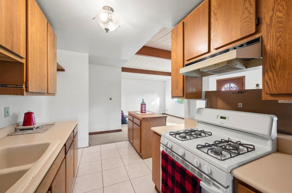 111 Country Club Dr, Chula Vista CA  91911-1403 exterior