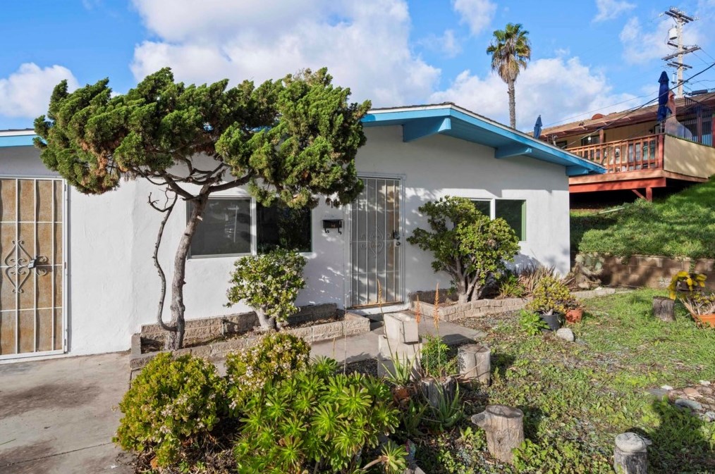 111 Country Club Dr, Chula Vista CA  91911-1403 exterior