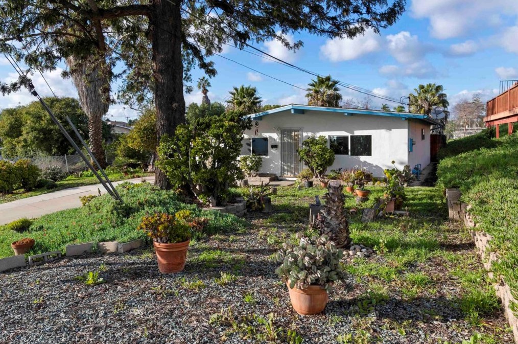 111 Country Club Dr, Chula Vista CA  91911-1403 exterior