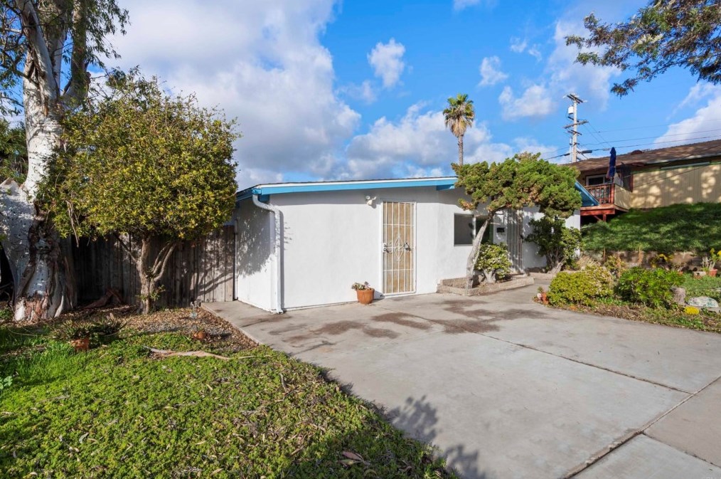 111 Country Club Dr, Chula Vista CA  91911-1403 exterior