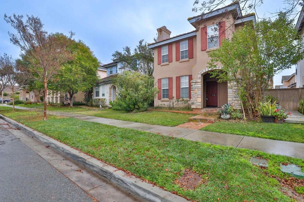 1424 Little Lake St, Chula Vista CA  91913-3920 exterior