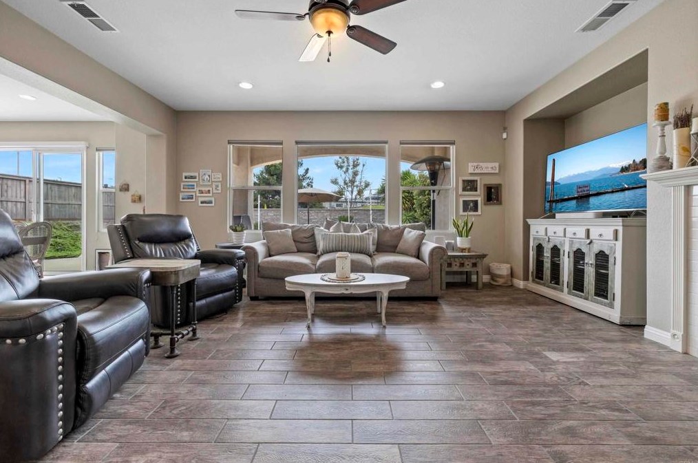 2301 Hummingbird St, Chula Vista CA  91915-2419 exterior