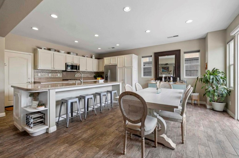 2301 Hummingbird St, Chula Vista CA  91915-2419 exterior