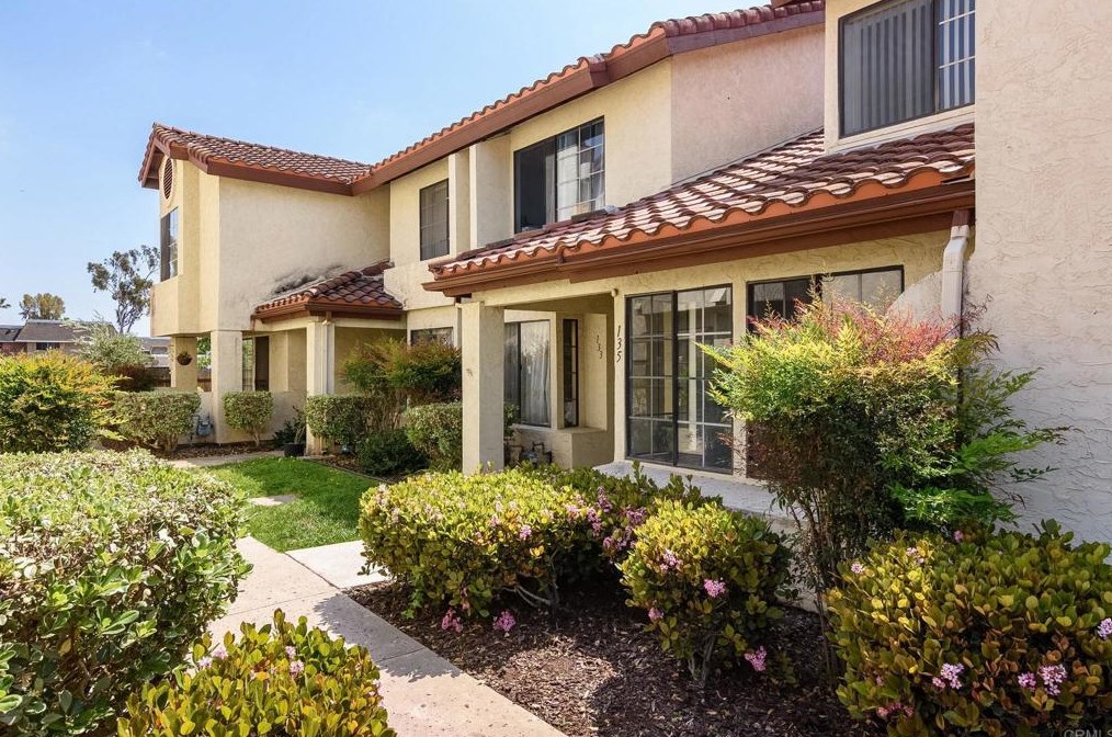 135 Espanas Gln, Escondido, CA 92026-2982