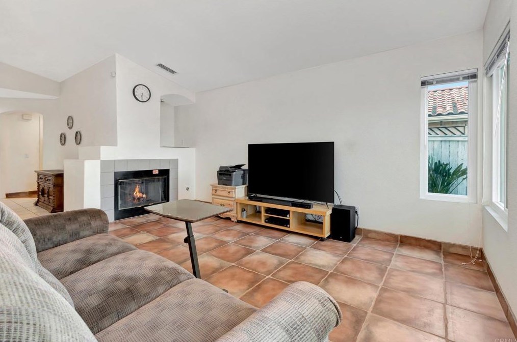 2521 Whispering Palms Loop, Chula Vista CA 91915-1401 exterior