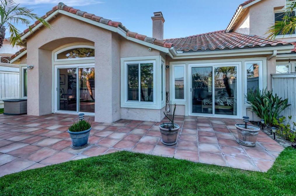 2521 Whispering Palms Loop, Chula Vista CA 91915-1401 exterior