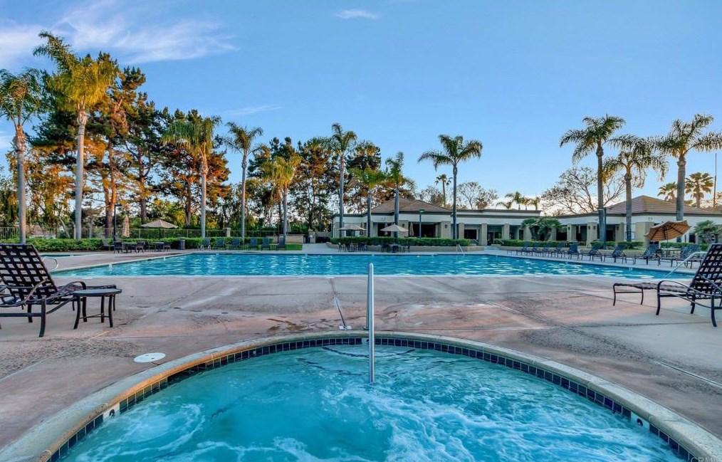 2521 Whispering Palms Loop, Chula Vista CA 91915-1401 exterior