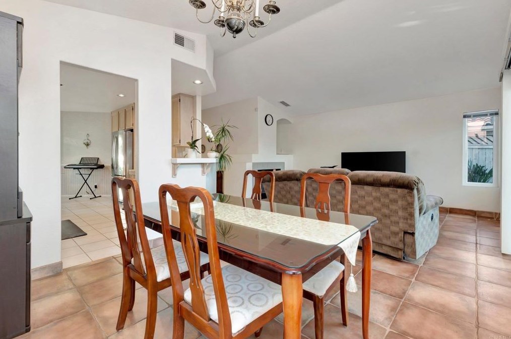 2521 Whispering Palms Loop, Chula Vista CA 91915-1401 exterior