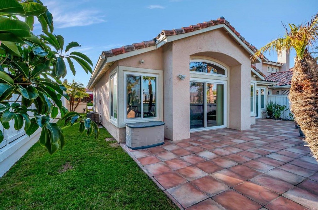 2521 Whispering Palms Loop, Chula Vista CA 91915-1401 exterior