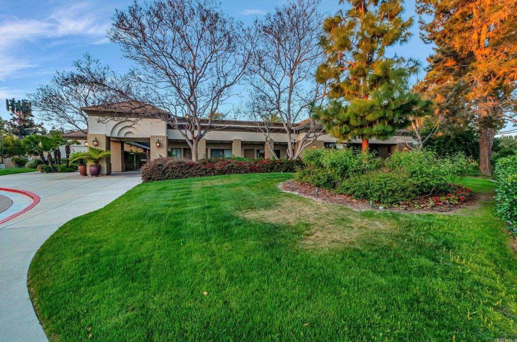 2521 Whispering Palms Loop, Chula Vista CA 91915-1401 exterior