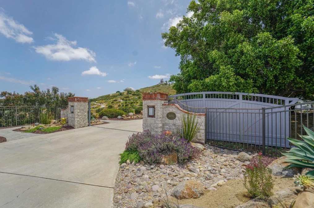 3055 Millar Ranch Rd, Spring Valley, CA 91978-2211