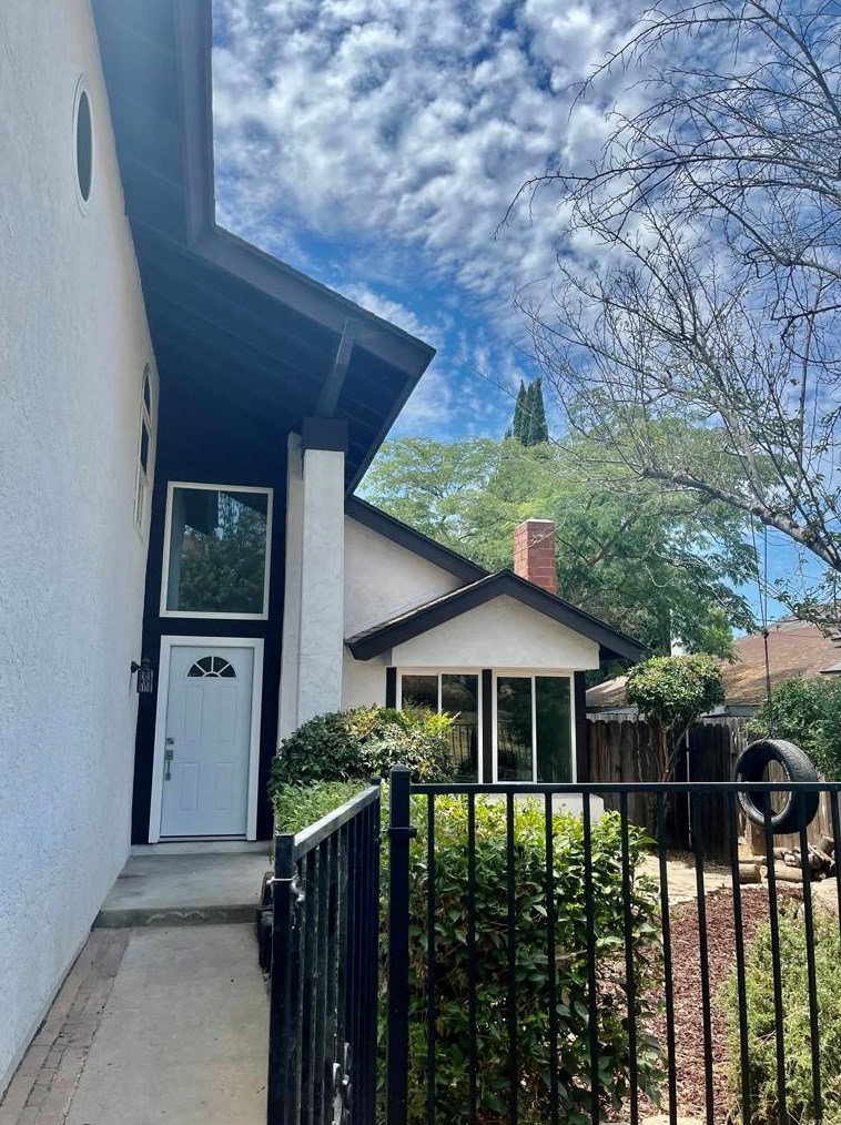 9762 Hinsdale St, Santee, CA 92071-2815