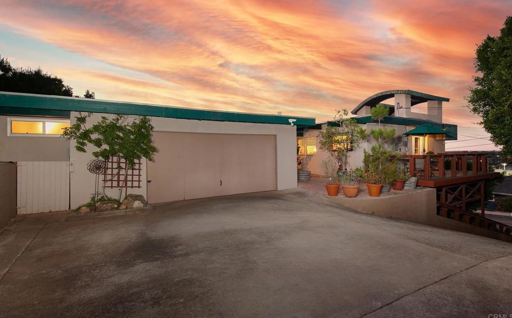 7555 Phoenix Dr, La Mesa, CA 91941