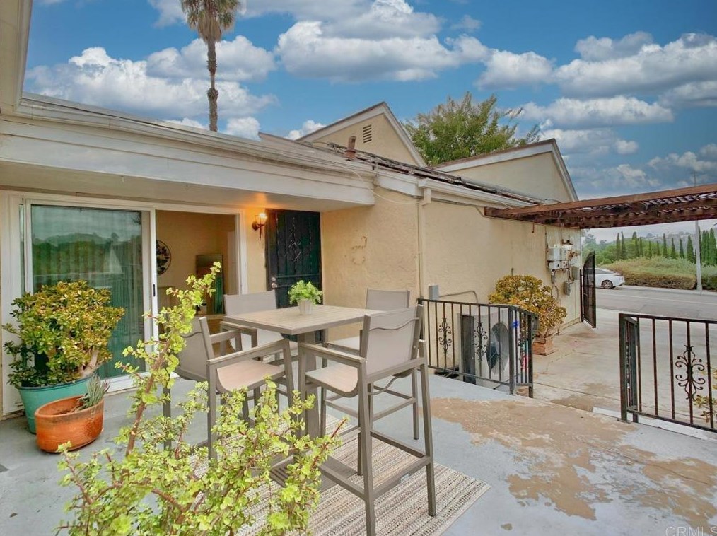 2548 Granada Ave, Spring Valley CA  91977-6723 exterior