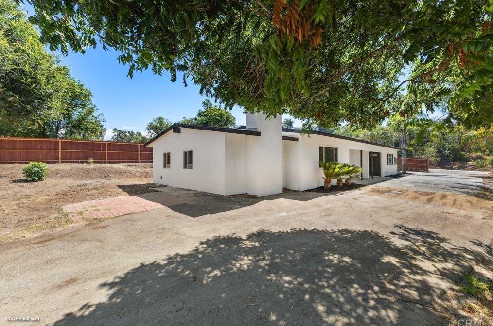 2054 E Mission Rd, Fallbrook, CA 92028