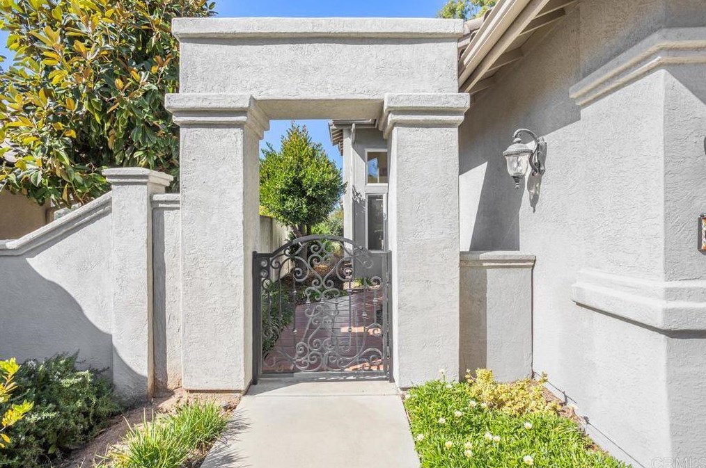 684 Calle Montera, Escondido, CA 92025-7958
