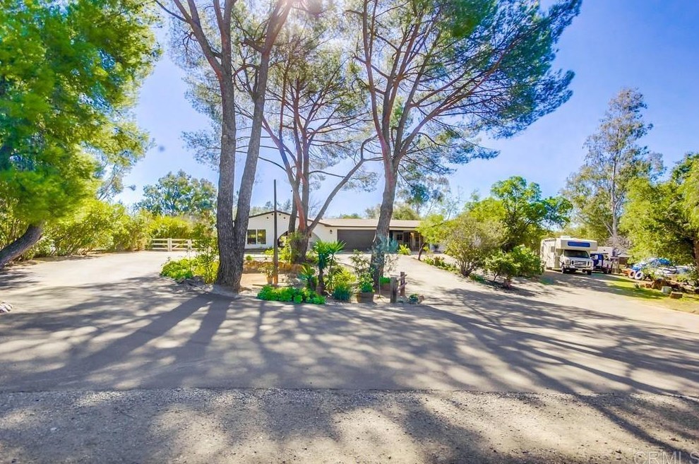 3147 Torreon Dr, Alpine CA  91901-1545 exterior