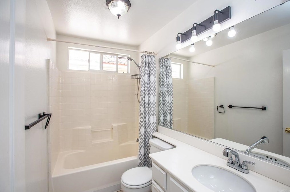 1189 Calle Tesoro, Chula Vista CA  91915-1262 exterior