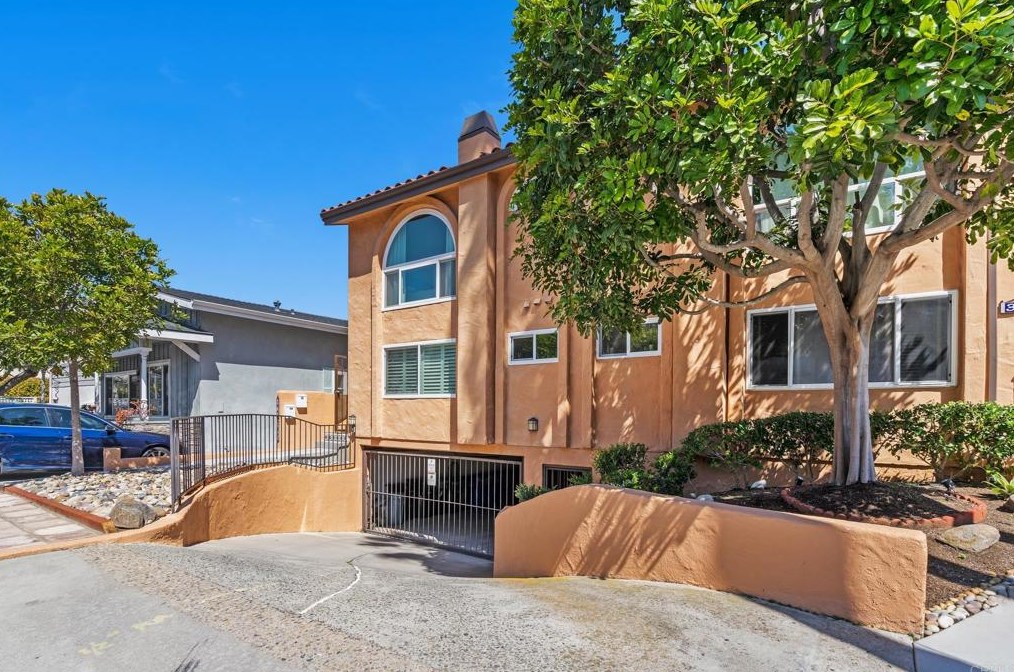 363 Rosecrans St, San Diego CA  92106-3527 exterior