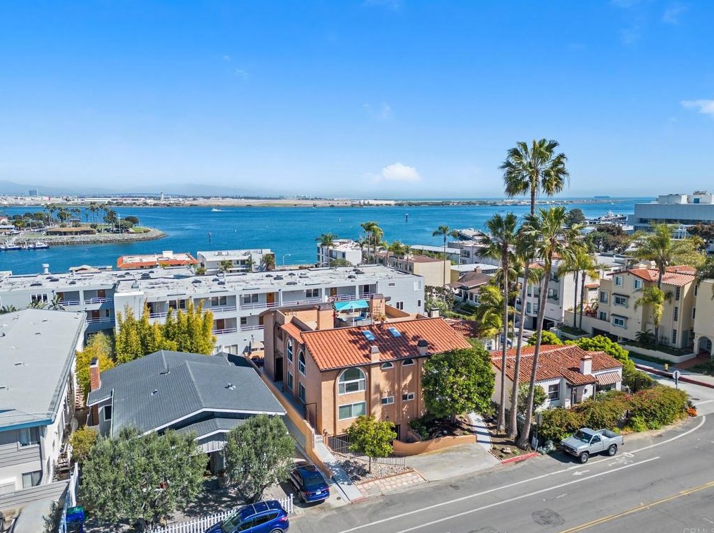 363 Rosecrans St, San Diego CA  92106-3527 exterior