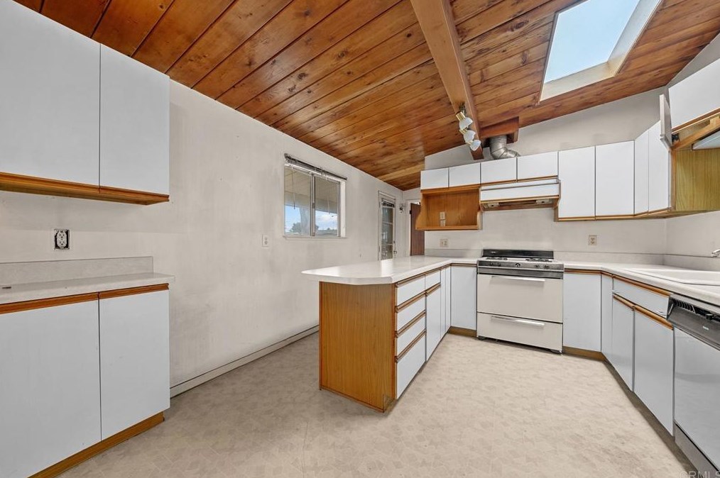 6456 Tooley St, San Diego, CA 92114-1532