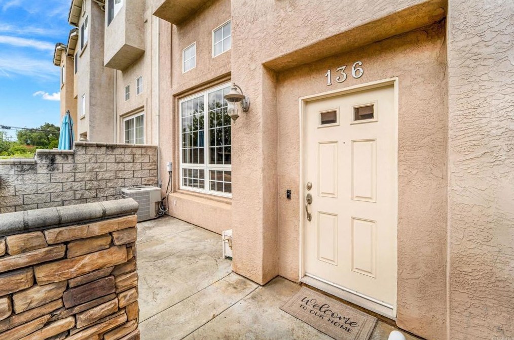 136 Douglas Ave, El Cajon, CA 92020-4402