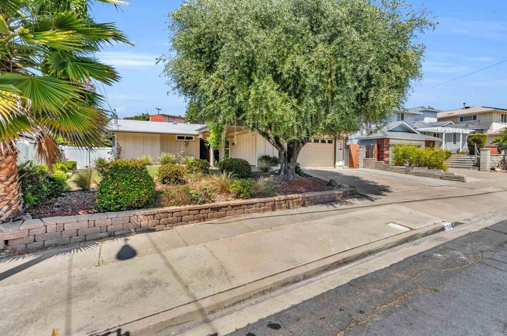 7590 Seton Hall St, La Mesa, CA 91942-1708