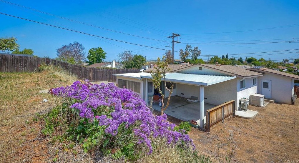 2902 Manos Dr, San Diego CA 92139-3720 exterior