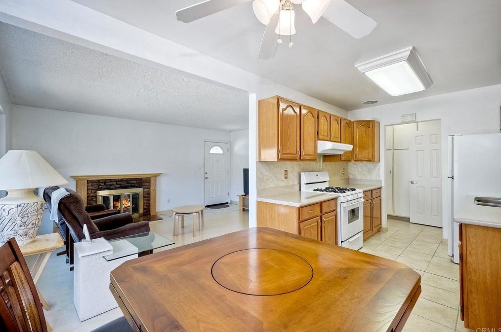 2902 Manos Dr, San Diego CA 92139-3720 exterior