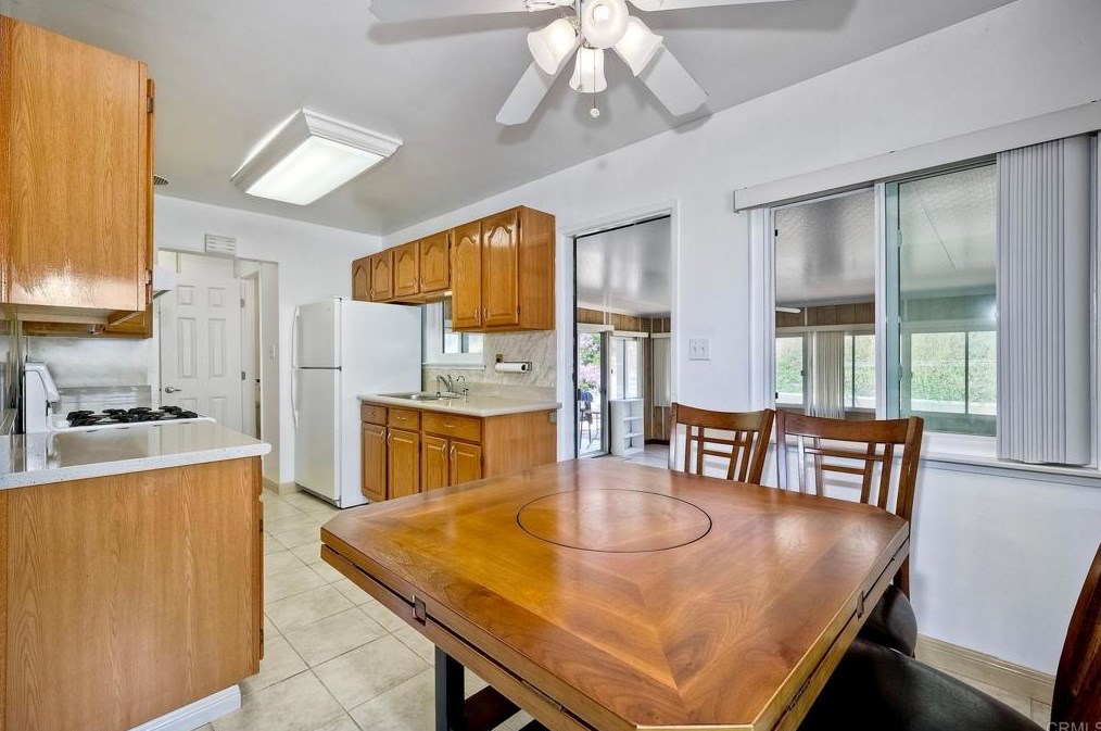 2902 Manos Dr, San Diego CA 92139-3720 exterior