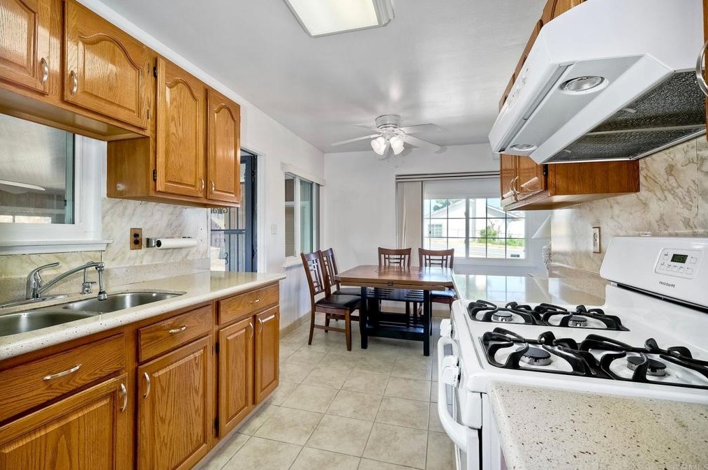 2902 Manos Dr, San Diego CA 92139-3720 exterior