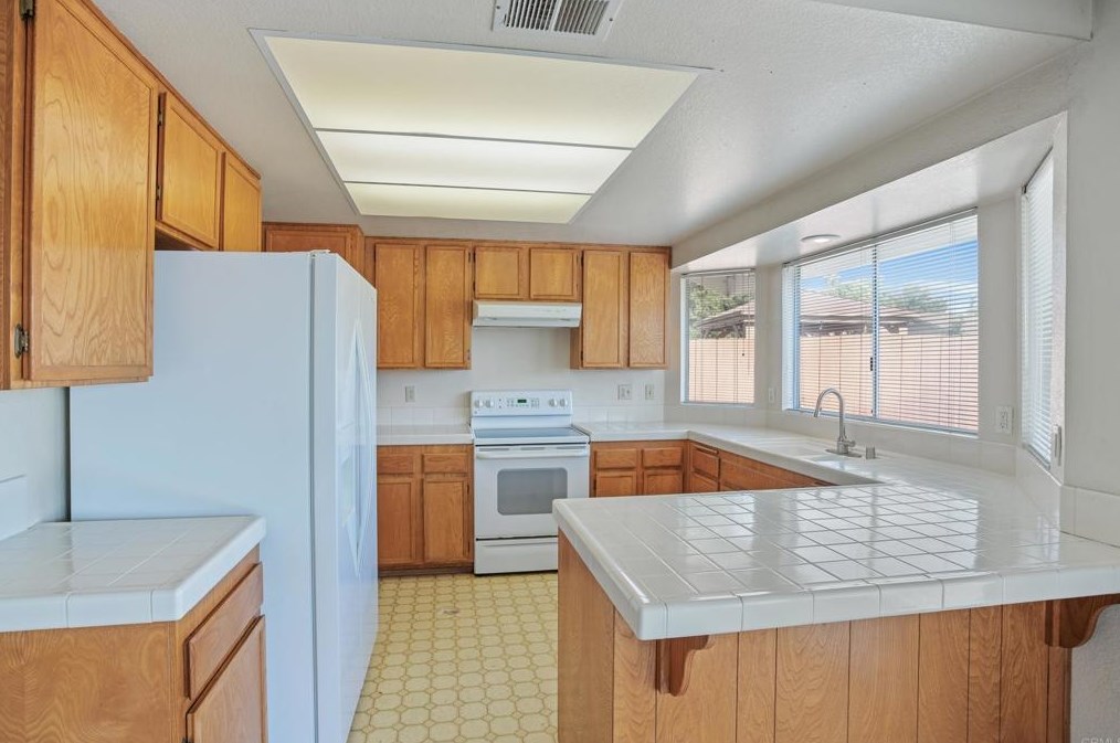 5237 Alamosa Park Dr, Oceanside CA  92057-6310 exterior