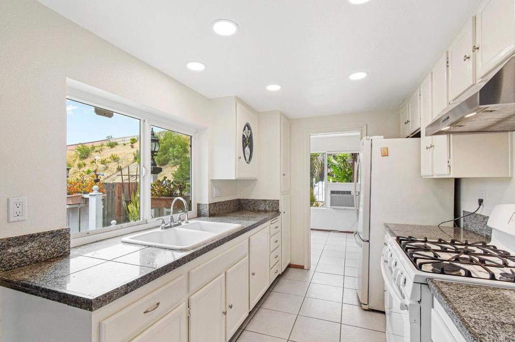 2150 Montcliff Rd, San Diego CA 92139-3916 exterior