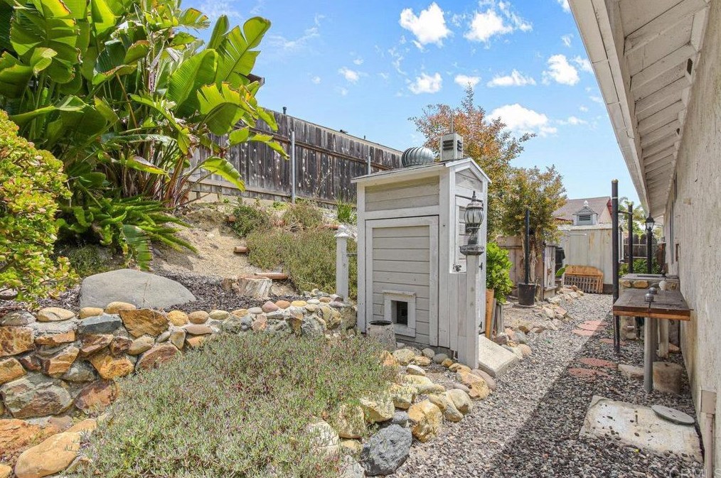 2150 Montcliff Rd, San Diego CA 92139-3916 exterior