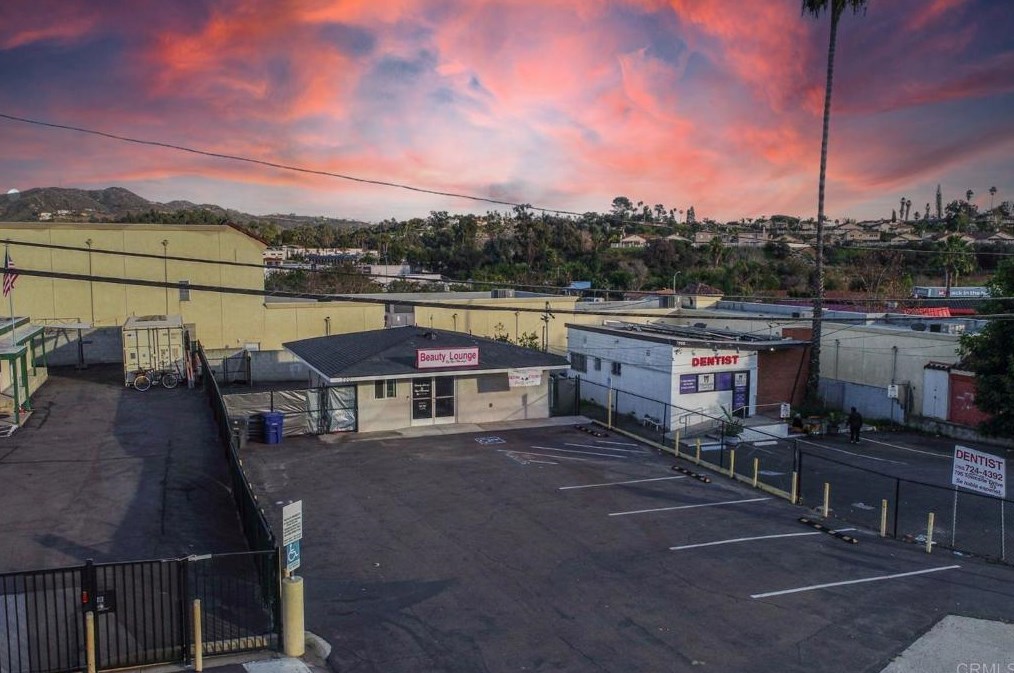 700 Townsite Dr, Vista, CA 92084-4502